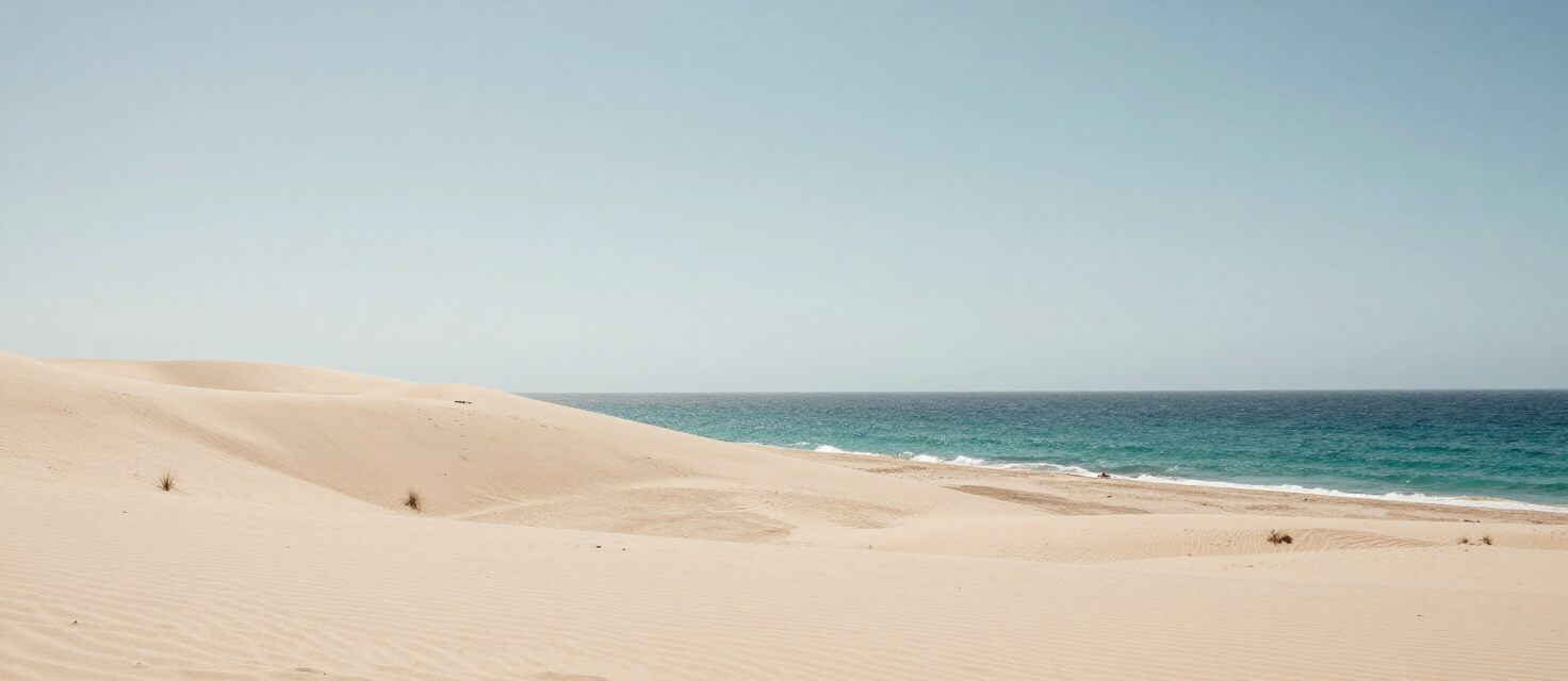 Dunas junto al mar turquesa en Baja California Sur