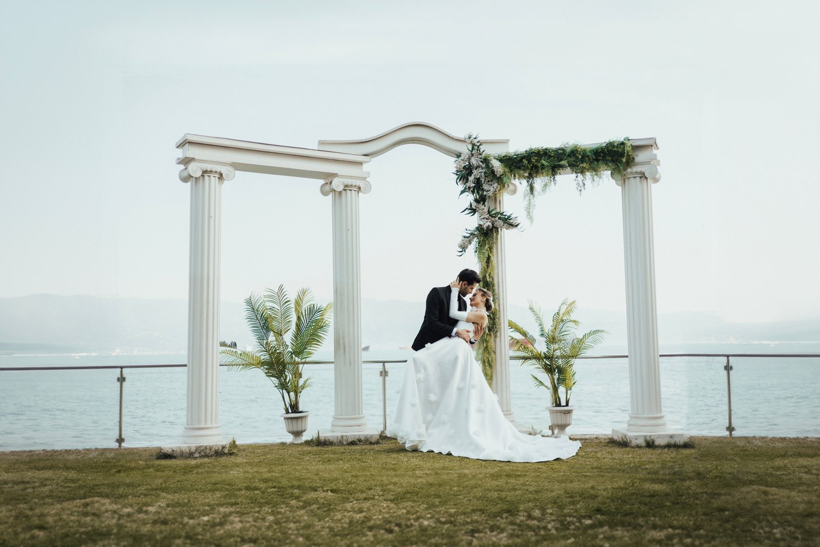 Pareja celebrando una boda destino