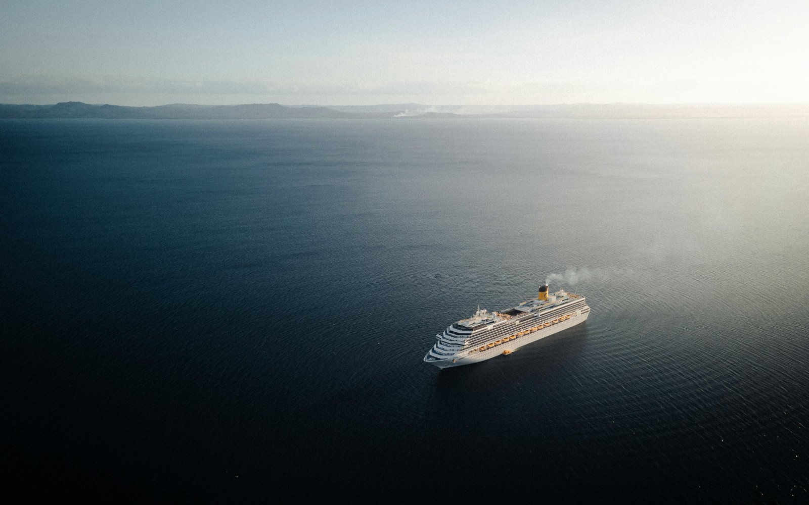 Crucero navegando por el mar